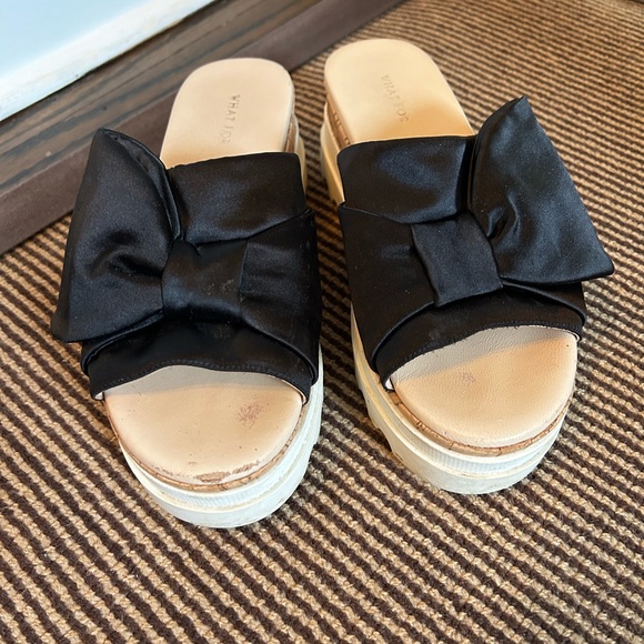 Black platform slides, bow in front, Size 6.5, but fit more like a 7 - Picture 6 of 6